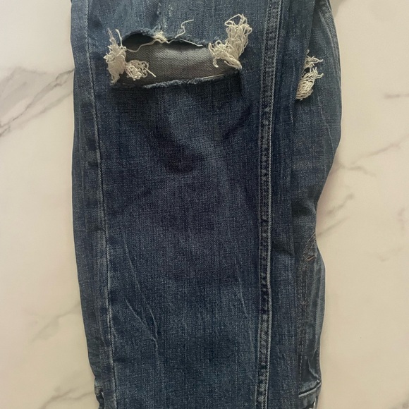 NEW WITHOUT TAGS- ABERCROMBIE AND FITCH 28/6 short. Hole on each knee. - Picture 3 of 4
